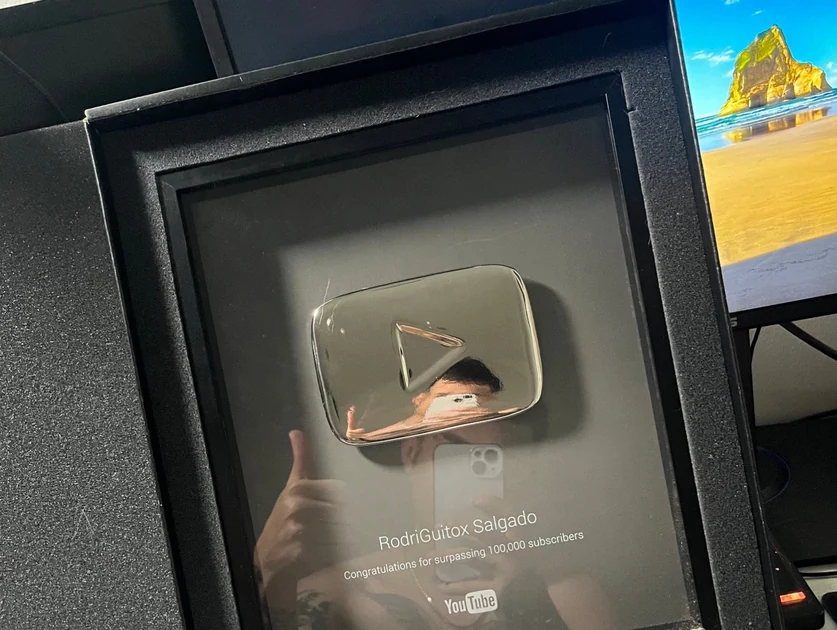 Placa oficial de YouTube por superar 100.000 suscriptores